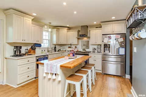 Kitchen - 20 Brompton Ct, Bloomington, IL 61704 photo 2 of 6