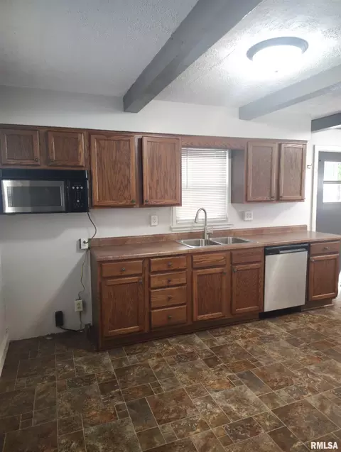 Kitchen - 1031 E Olive St, Canton, IL 61520 photo 2 of 3