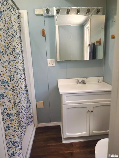 Bath - 1031 E Olive St, Canton, IL 61520 photo 1 of 2