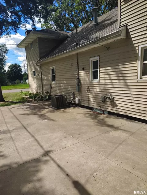 Exterior - 1031 E Olive St, Canton, IL 61520 photo 1 of 2