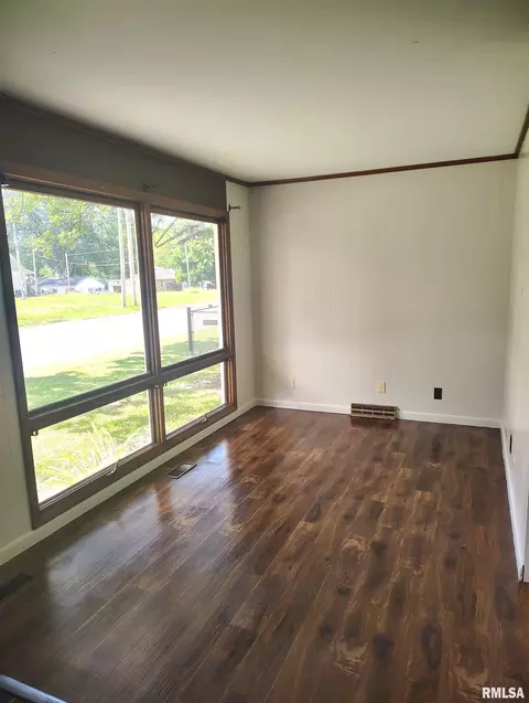 Living - 1031 E Olive St, Canton, IL 61520 photo 2 of 4