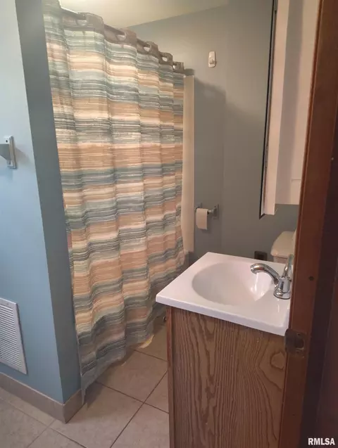 Bath - 1031 E Olive St, Canton, IL 61520 photo 2 of 2