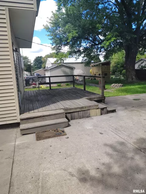 Exterior - 1031 E Olive St, Canton, IL 61520 photo 2 of 2