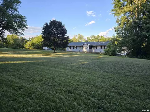 17902 Red Shale Hill Rd, Pekin, IL 61554