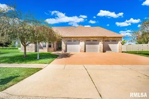 303 N Sycamore Trl, Chillicothe, IL 61523