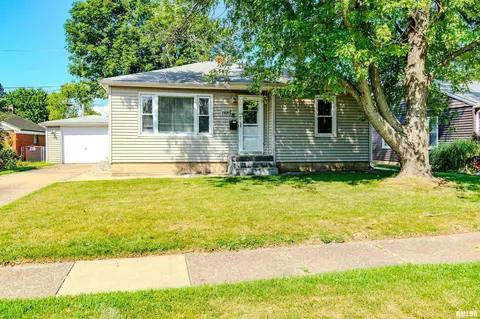 1409 N 12th St, Pekin, IL 61554