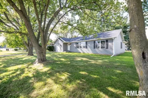 351 E Southmoor St, Manito, IL 61546