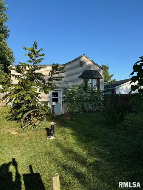 517 Garden Ln, East Peoria, IL 61611