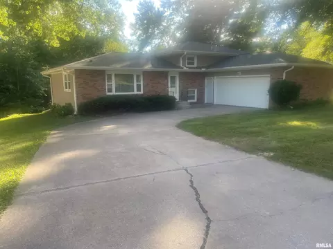 206 Meadow Dr, Macomb, IL 61455