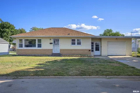 6 Dirksen Ct, Pekin, IL 61554