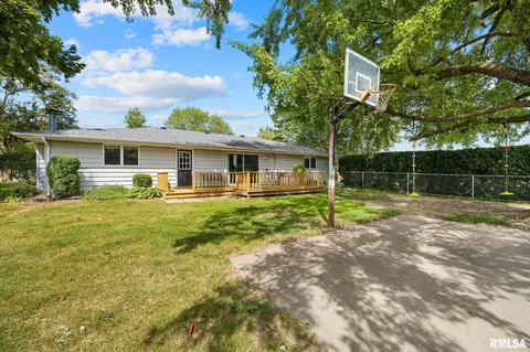 Exterior - 930 E Jackson St, Morton, IL 61550 photo 6 of 7