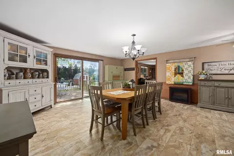 Dining - 930 E Jackson St, Morton, IL 61550 photo 2 of 3