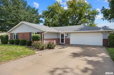 Exterior - 930 E Jackson St, Morton, IL 61550 photo 2 of 7