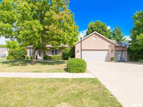 216 Dogwood Ln, Pekin, IL 61554