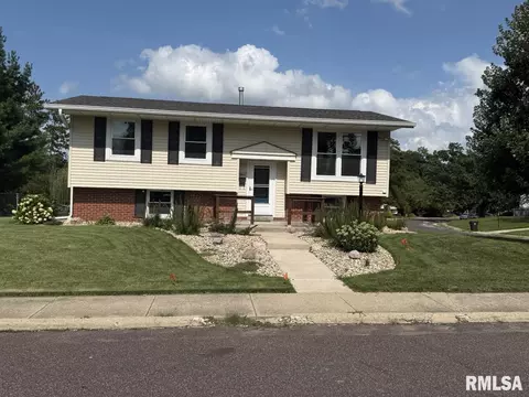 6602 N Randwick Rd, Peoria, IL 61615
