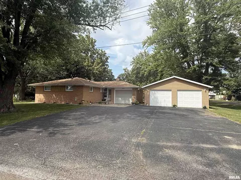 602 E Nimintz St, Lewistown, IL 61542
