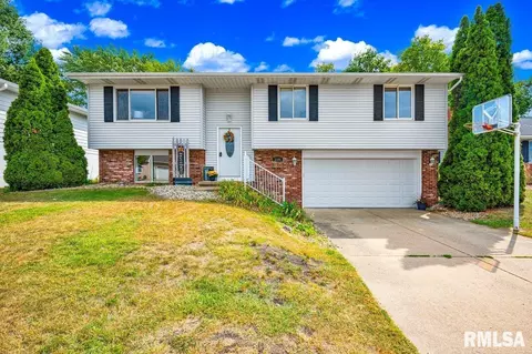 2108 Marigold Dr, Pekin, IL 61554