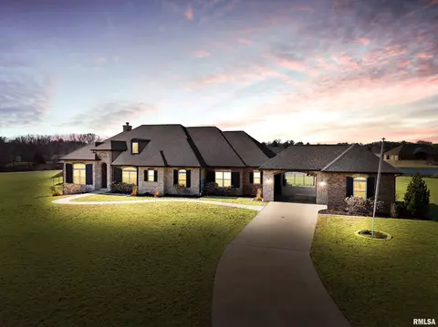 28 Briarwood Ln, Metamora, IL 61548