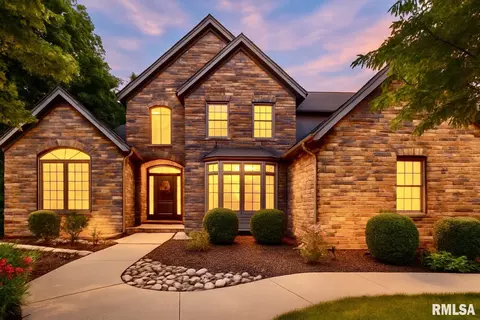 702 Mayfair Ct, Germantown Hills, IL 61548