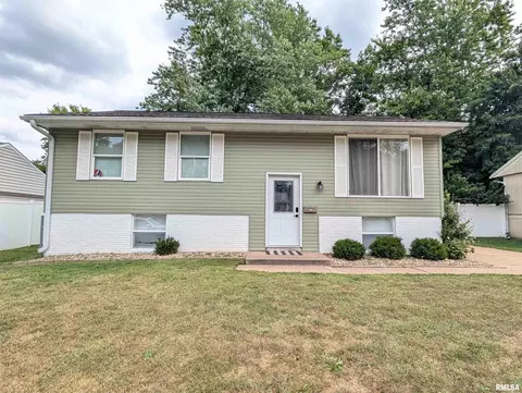 2208 Valentine Ave, Pekin, IL 61554