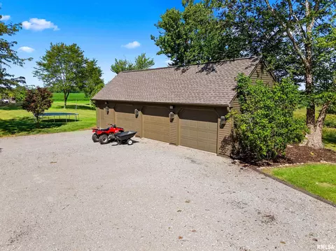 Exterior - 10505 W Riekena Rd, Mapleton, IL 61547 photo 4 of 9