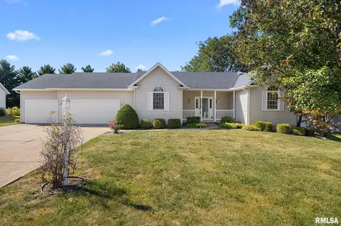 113 Village Dr, Washington, IL 61571