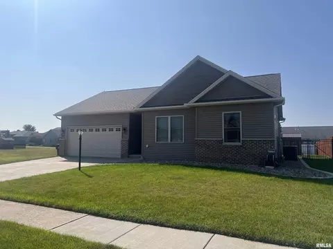1512 Mackenzie St, Washington, IL 61571