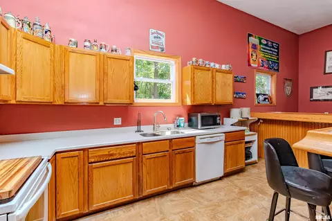 Kitchen - 1101 County Road 950 N, Bath, IL 62617 photo 4 of 5