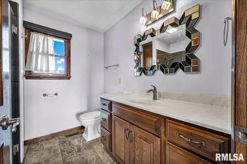 Bath - 1408 Hampton Rd, Washington, IL 61571 photo 3 of 4