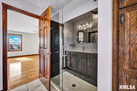 Bath - 1408 Hampton Rd, Washington, IL 61571 photo 2 of 4