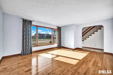 Living - 1408 Hampton Rd, Washington, IL 61571 photo 2 of 3