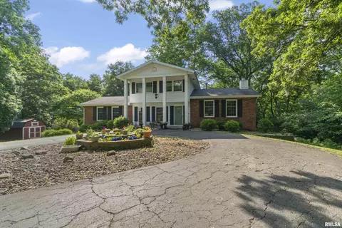 3858 Sunset Dr, Pekin, IL 61554