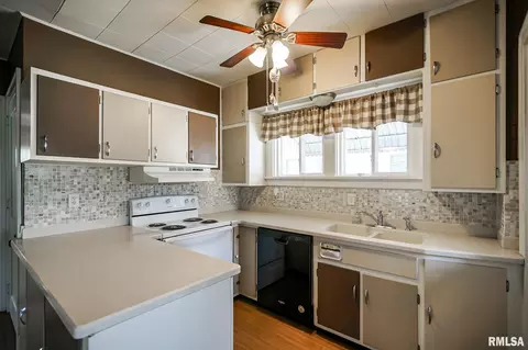 Kitchen - 206 Roosevelt Ave, Kewanee, IL 61443 photo 2 of 6