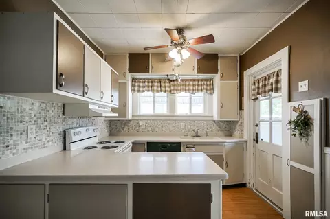 Kitchen - 206 Roosevelt Ave, Kewanee, IL 61443 photo 1 of 6