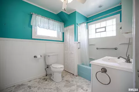 Bath - 206 Roosevelt Ave, Kewanee, IL 61443 photo 3 of 6