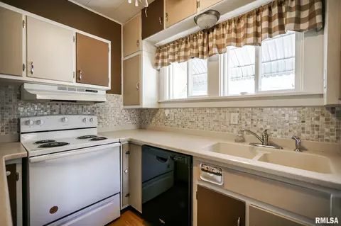 Kitchen - 206 Roosevelt Ave, Kewanee, IL 61443 photo 4 of 6