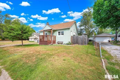 1603 Caroline St, Pekin, IL 61554