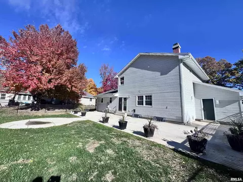 Exterior - 524 Meadow Dr, Macomb, IL 61455 photo 2 of 8