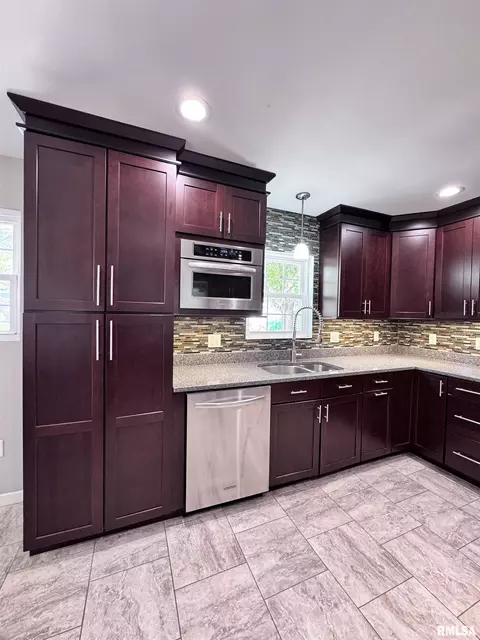 Kitchen - 524 Meadow Dr, Macomb, IL 61455 photo 5 of 11