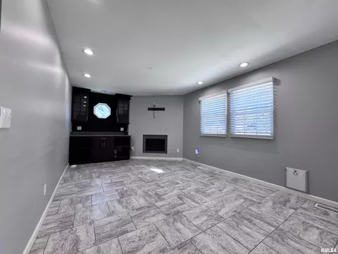 Living - 524 Meadow Dr, Macomb, IL 61455 photo 4 of 6