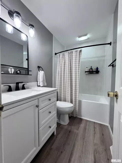 Bath - 524 Meadow Dr, Macomb, IL 61455 photo 4 of 4