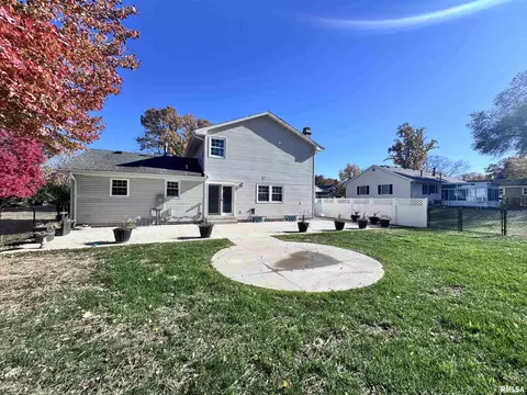 Exterior - 524 Meadow Dr, Macomb, IL 61455 photo 3 of 8