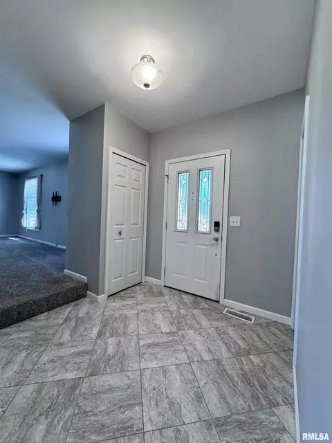 Entry Way - 524 Meadow Dr, Macomb, IL 61455 photo 1 of 1