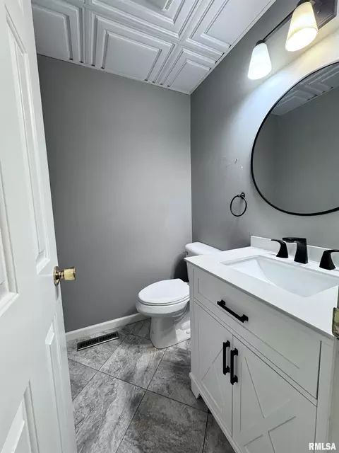 Bath - 524 Meadow Dr, Macomb, IL 61455 photo 1 of 4