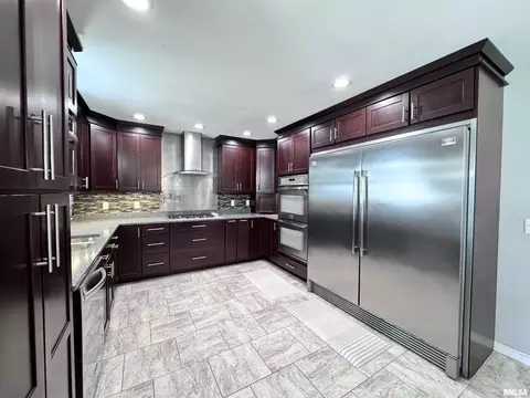 Kitchen - 524 Meadow Dr, Macomb, IL 61455 photo 3 of 11