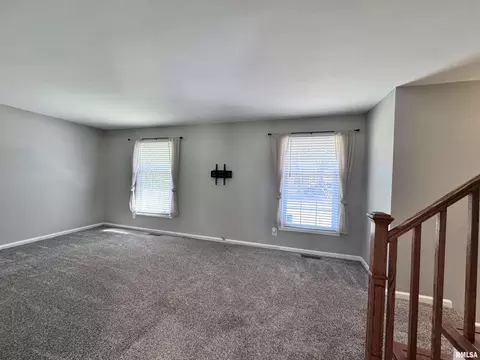 Living - 524 Meadow Dr, Macomb, IL 61455 photo 2 of 6