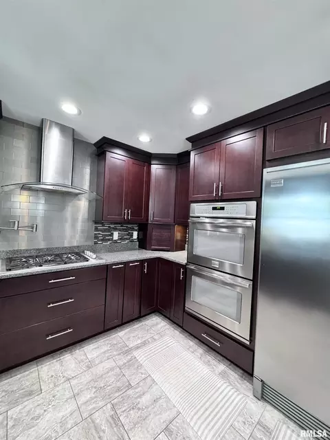 Kitchen - 524 Meadow Dr, Macomb, IL 61455 photo 7 of 11