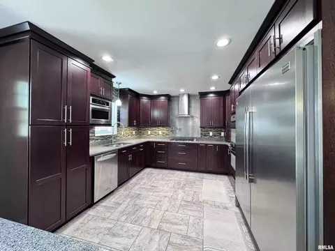 Kitchen - 524 Meadow Dr, Macomb, IL 61455 photo 2 of 11