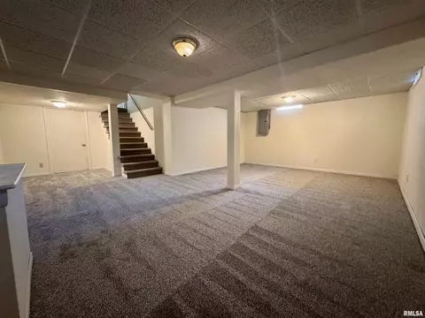 Living - 524 Meadow Dr, Macomb, IL 61455 photo 6 of 6