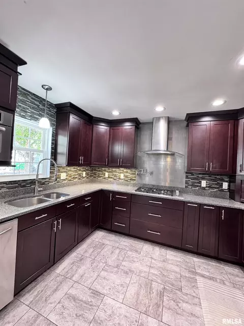 Kitchen - 524 Meadow Dr, Macomb, IL 61455 photo 6 of 11
